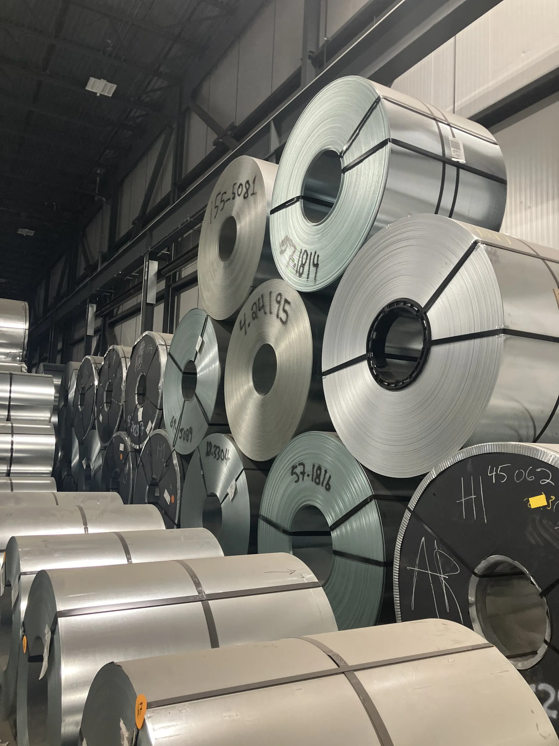 Digital twin view of a facility highlighting capacity and flow performance